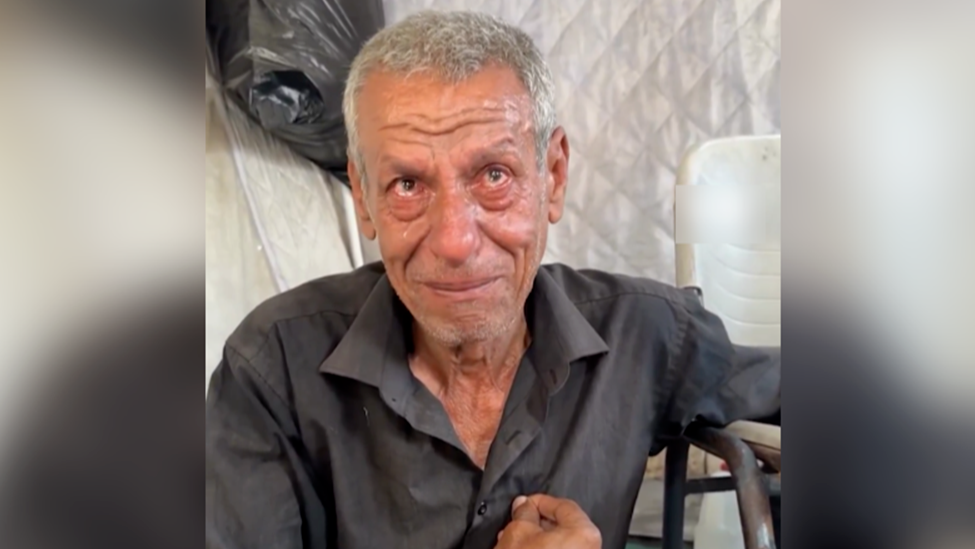 加沙男子向记者哭泣道歉：你特地来看我，我却连一杯茶都不能泡给你喝，我很难过