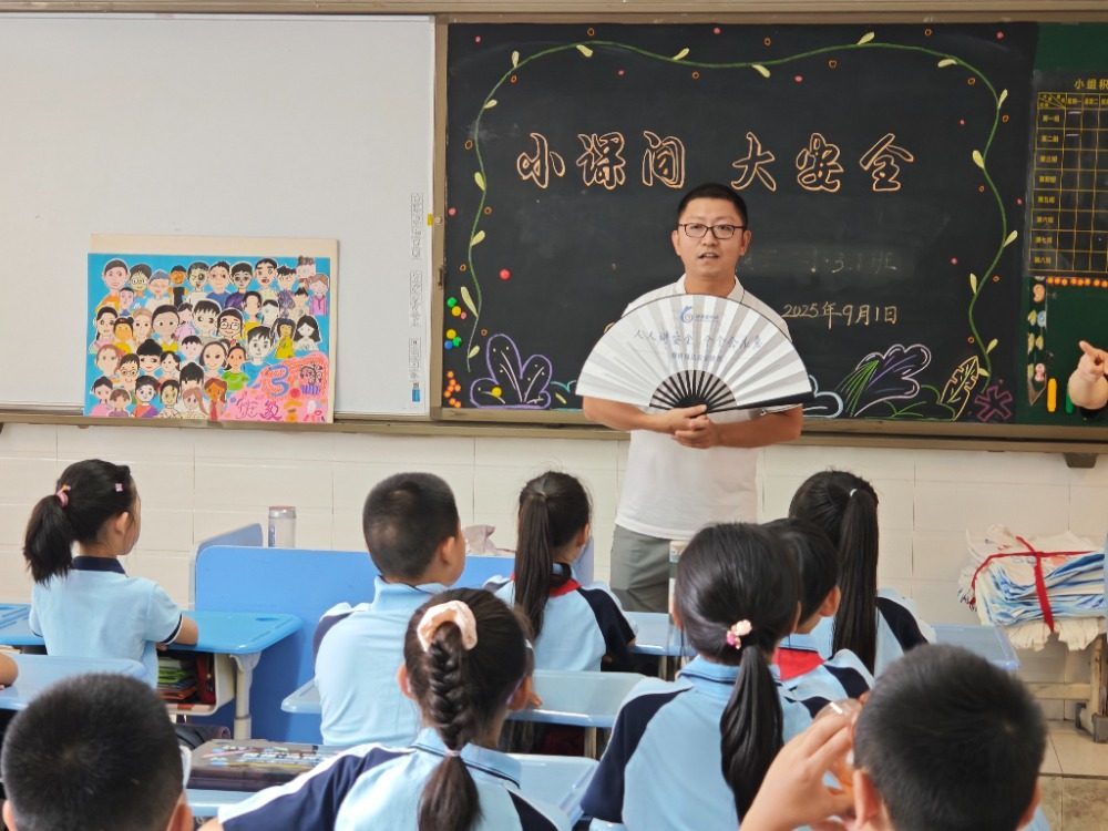 ▲巴南区应急科普讲解员为同学们讲解安全知识。受访者供图