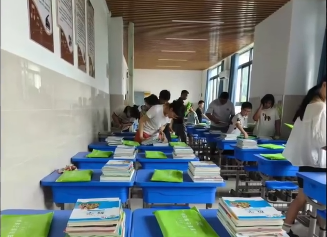安徽一小学把部分教室安排在走廊？教育局：正在研究解决！