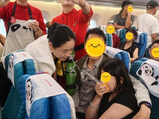萬(wàn)米高空上，她緊急救治一名乘客
