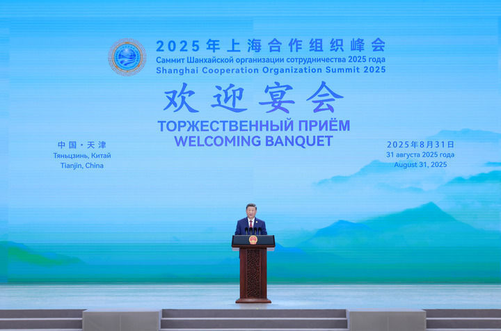 8月31日晚，国家主席习近平和夫人彭丽媛在天津梅江会展中心举行宴会，欢迎来华出席2025年上海合作组织峰会的国际贵宾。这是习近平发表致辞。新华社记者 丁海涛 摄