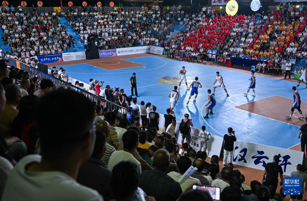 9月4日,鄂州武昌鱼一队和恩施州咸丰白茶队球员在揭幕赛中。新华社记者 杜子璇 摄