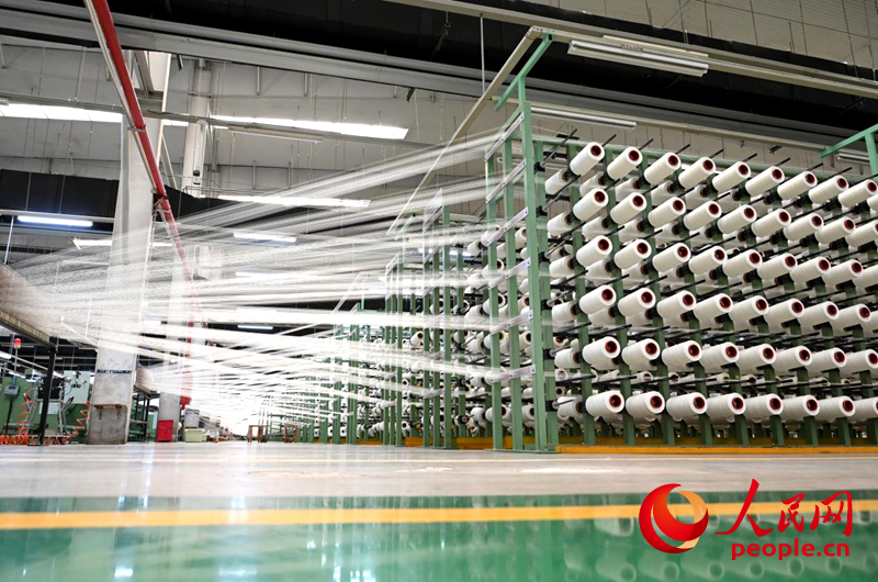 平煤神马帘子布发展公司捻线车间。人民网记者王玉兴摄