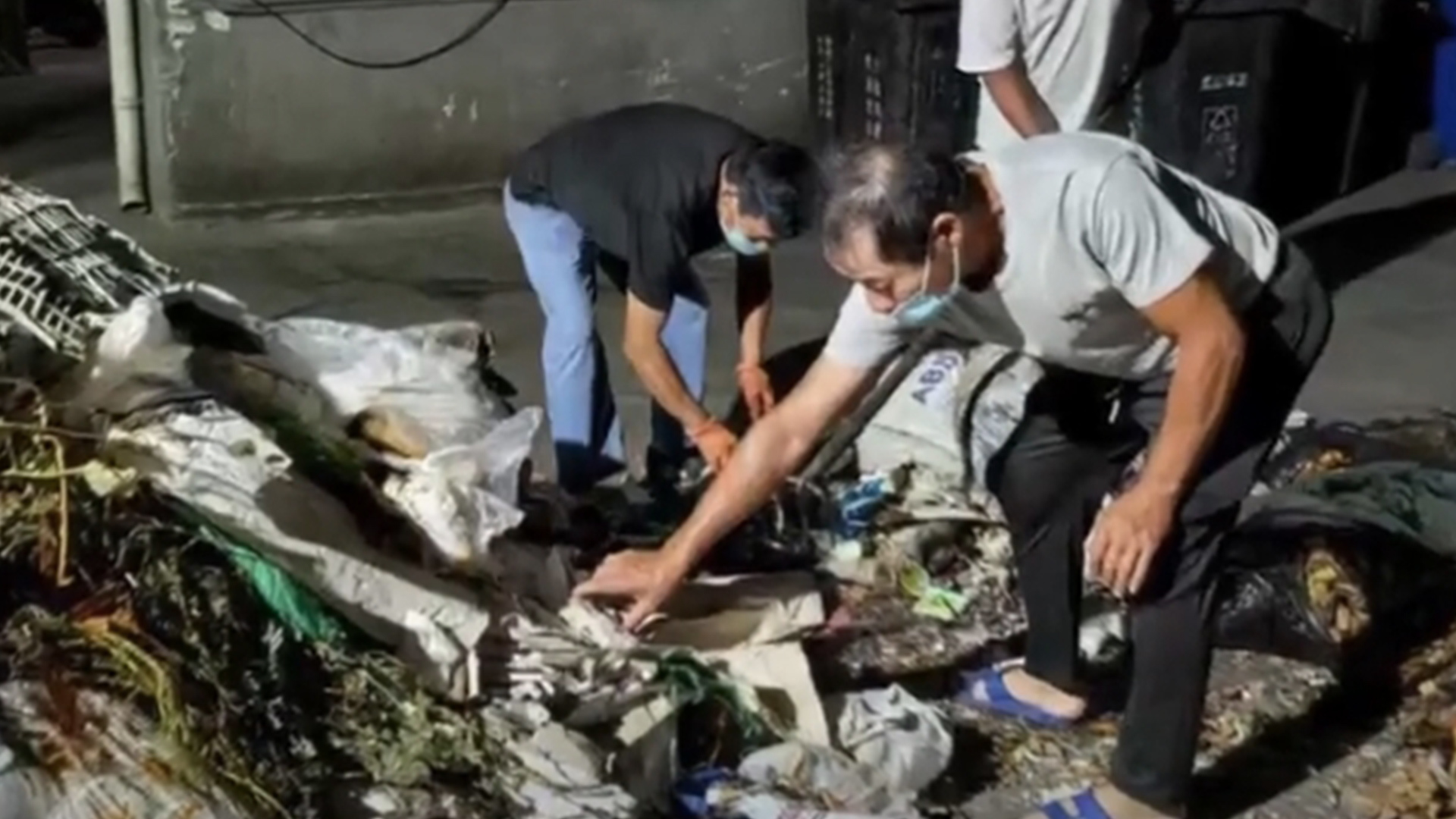 再晚半小时就来不及了！五吨垃圾山里，6名环卫工“捞”回十万元的婚戒