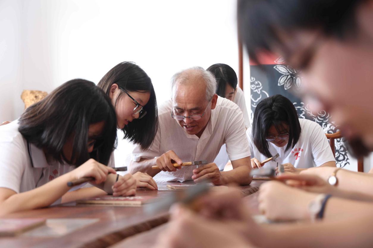 英华学子开学第一课：走进刻瓷博物馆，探寻非遗之美