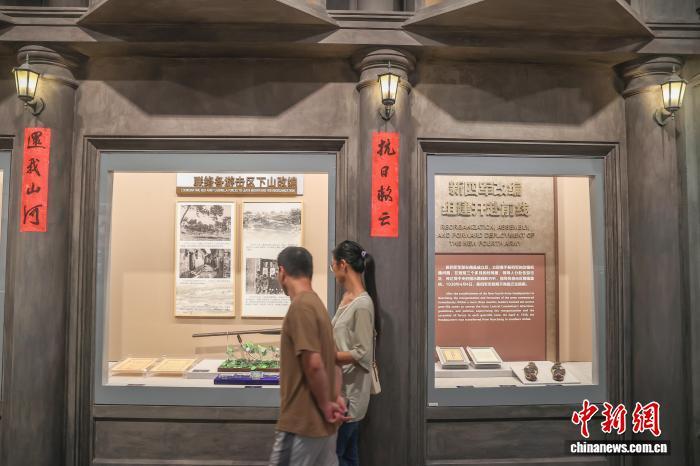 9月2日，江西南昌，民眾在參觀展覽《鐵軍出征》。中新社記者 劉力鑫 攝