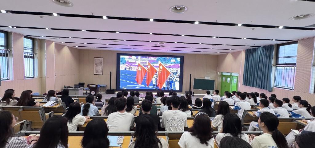 在西安高新区第六初级中学报告厅，师生共同屏息注视屏幕，见证令人心潮澎湃的庄严时刻。记者 程静 通讯员 邢晓彤摄