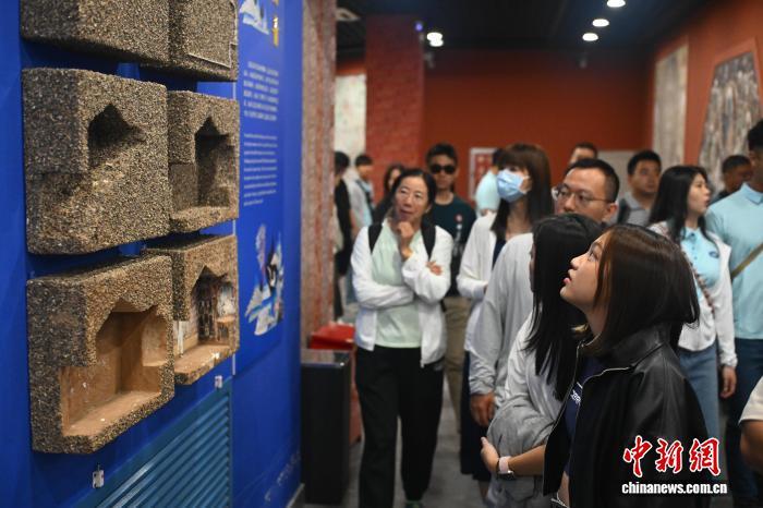 8月31日,“两岸同源中华情 青春少年陇上行”为主题的台湾青少年甘肃研学活动在甘肃省兰州市启动。来自台湾的40名师生走进了敦煌研究院兰州分院敦煌艺术馆,了解敦煌壁画、彩塑等文化遗产的数字化保护与永续利用。此次研学交流活动还将在天水市、平凉市、庆阳市等地开展为期7天的交流体验等活动,台湾青少年将探访甘肃历史文化,感受发展成就,体验民俗风情。图为活动嘉宾了解敦煌石窟的开凿过程。中新社记者 李亚龙 摄