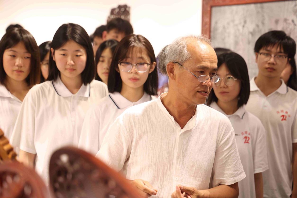 英华学子开学第一课：走进刻瓷博物馆，探寻非遗之美