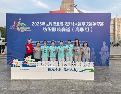 青岛职业技术学院参赛师生合影