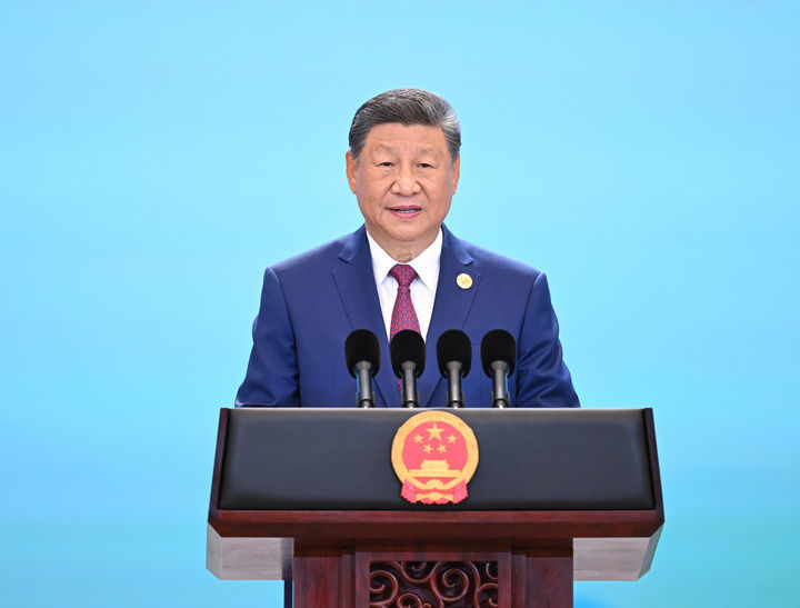 8月31日晚，国家主席习近平和夫人彭丽媛在天津梅江会展中心举行宴会，欢迎来华出席2025年上海合作组织峰会的国际贵宾。这是习近平发表致辞。新华社记者 谢环驰 摄