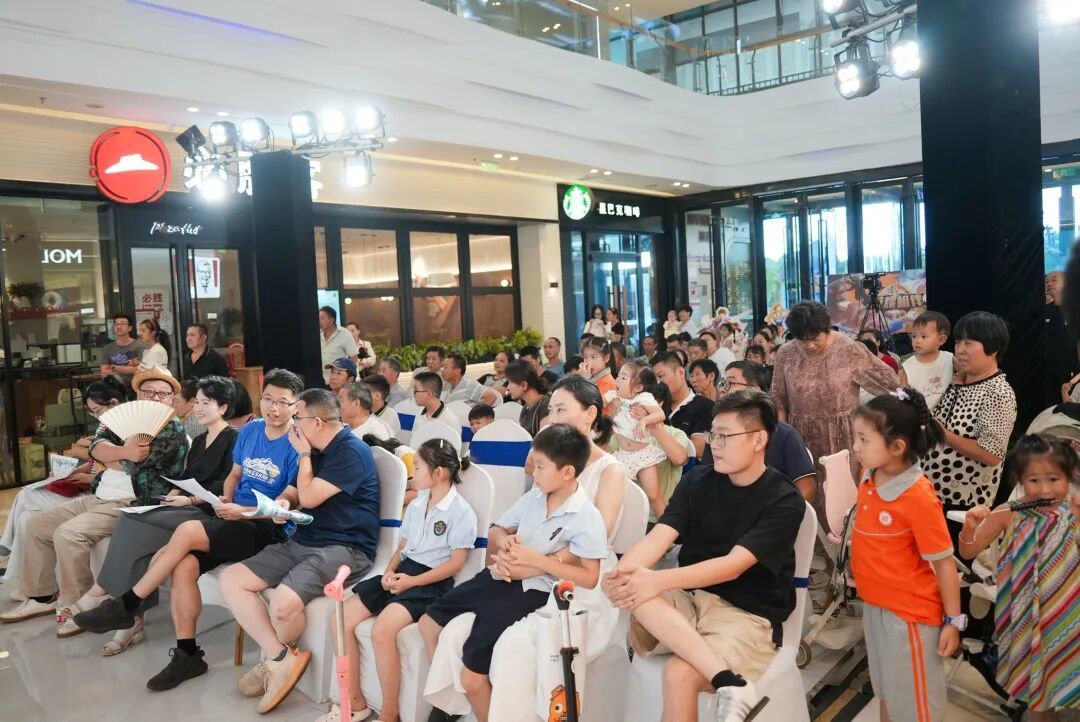 现场观众沉浸其中。