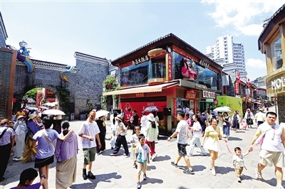 万寿宫历史文化街区内游人如织