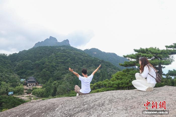 8月30日,江西上饶三清山,游客在拍照。中新社记者 刘力鑫 摄