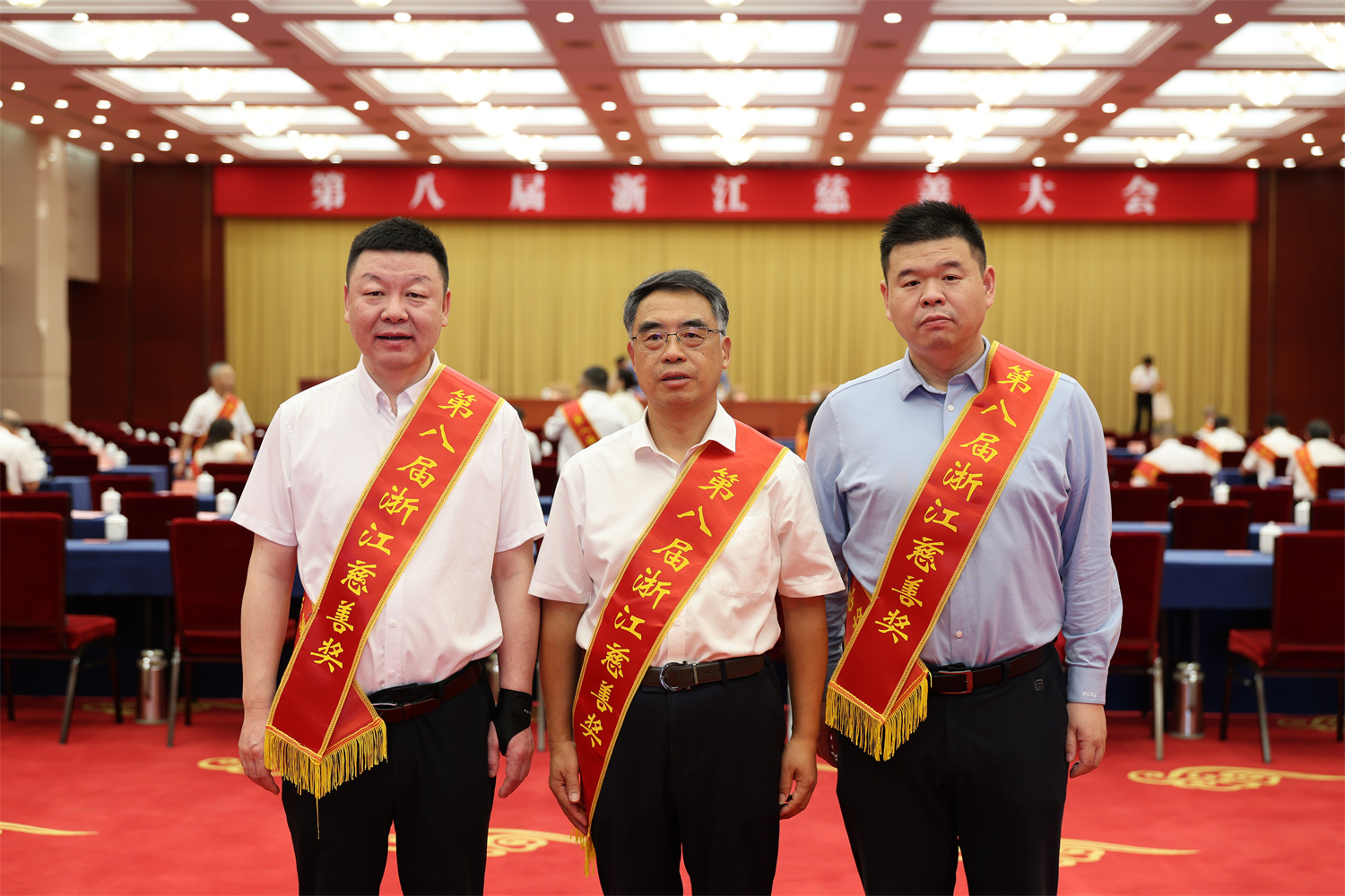 宁波市第六医院院长、党委副书记王欣(左);宁波市慈善总会常务副会长周忠贤(中);宁波市第六医院党委委员、牵手工程负责人徐吉海(右)