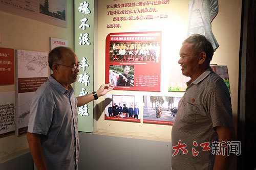 9月1日，郭圣瓊(右)向村民講述參加紀(jì)念中國(guó)人民抗日戰(zhàn)爭(zhēng)暨世界反法西斯戰(zhàn)爭(zhēng)勝利70周年大會(huì)的經(jīng)歷。通訊員 曾守鈺攝