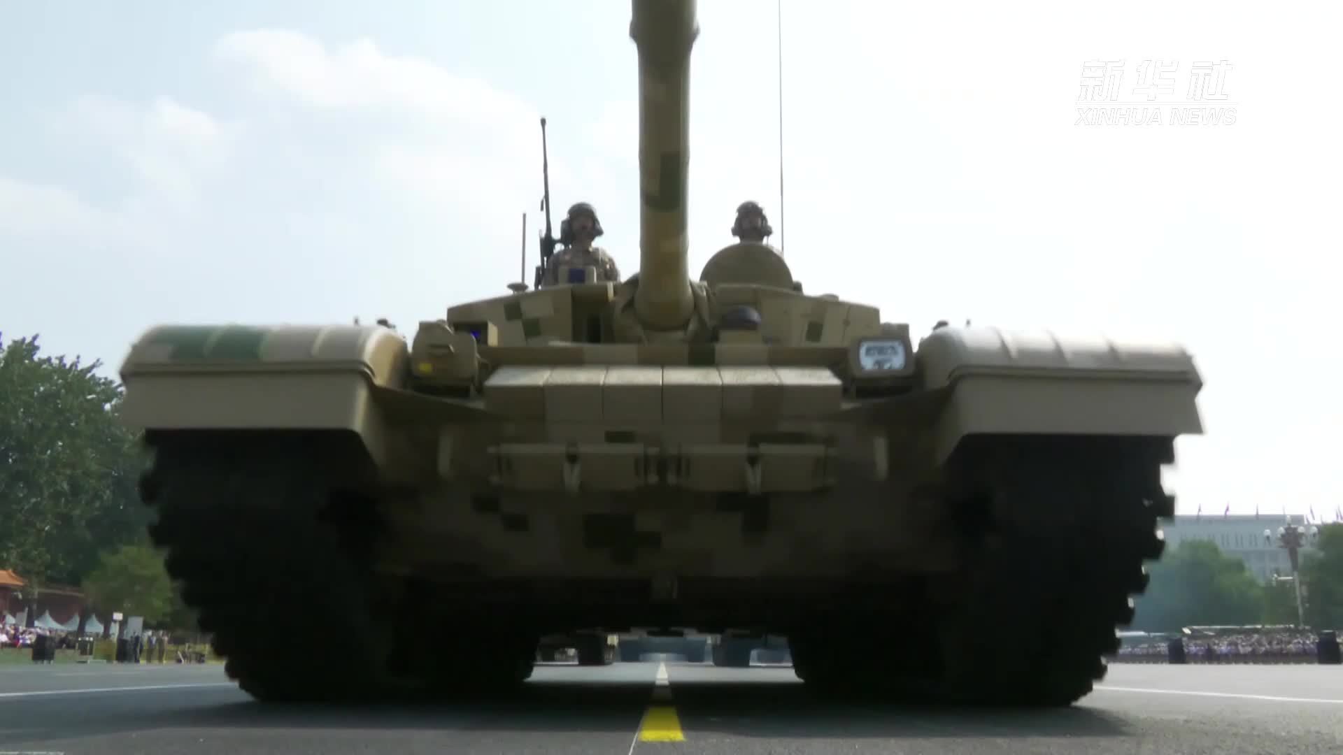 阅兵现场丨地面突击方队：“陆战之王”尽显攻坚突破强大战力