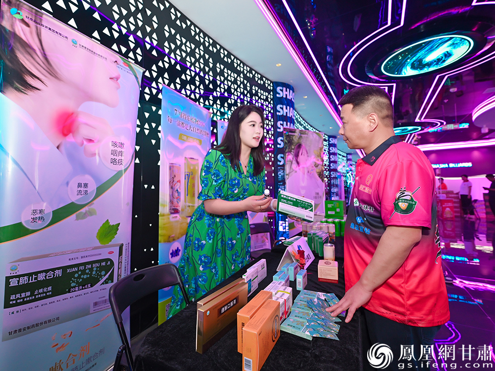 甘肃药业集团产品展示区前，参赛选手了解宣肺止嗽合剂功效。