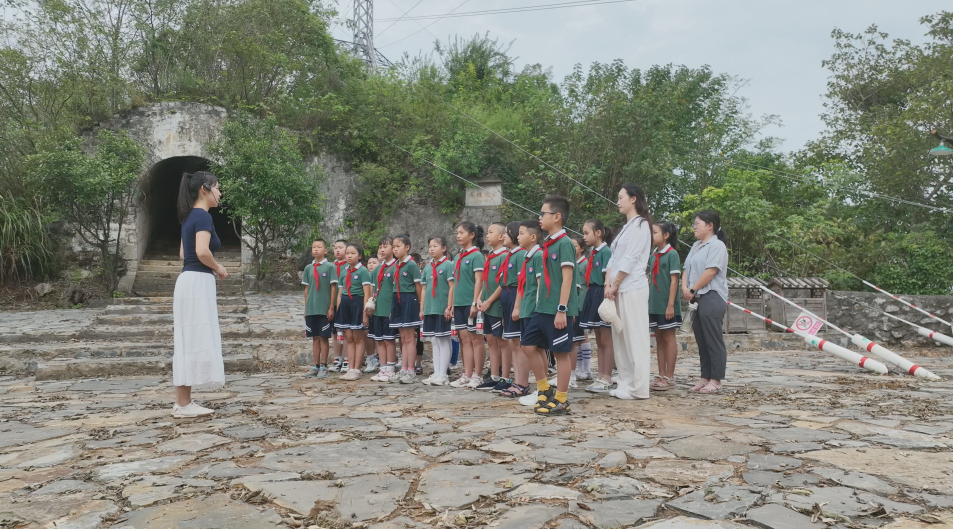 江西九江市彭泽县爱国主义教育基地马当炮台上,讲解员同学们现场讲解过往的抗战历史。(柯恒 摄)