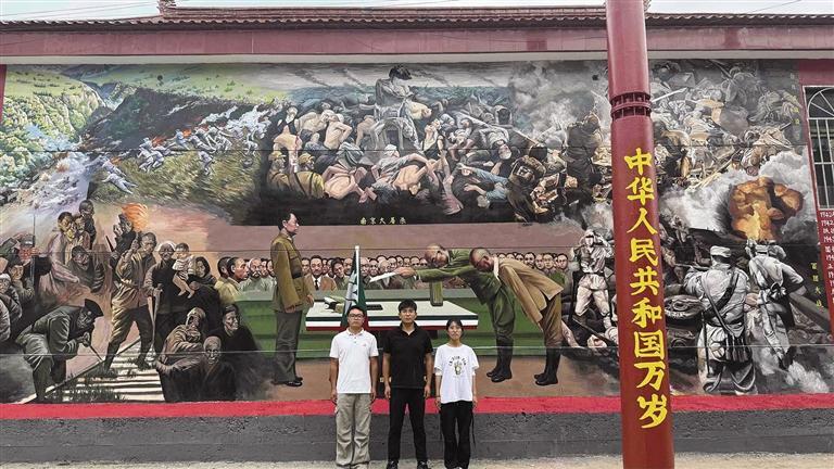 刘雷、罗翠雄和王利军在画好的墙面前留影（图片由受访者提供）