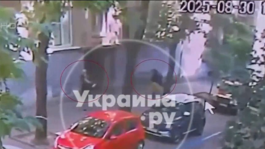 乌克兰前议长遭枪杀现场视频曝光，嫌犯伪装成快递员从背后开枪