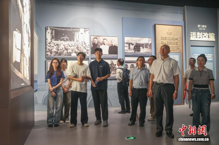 9月2日，江西南昌，民眾在參觀展覽《鐵軍出征》。中新社記者 劉力鑫 攝