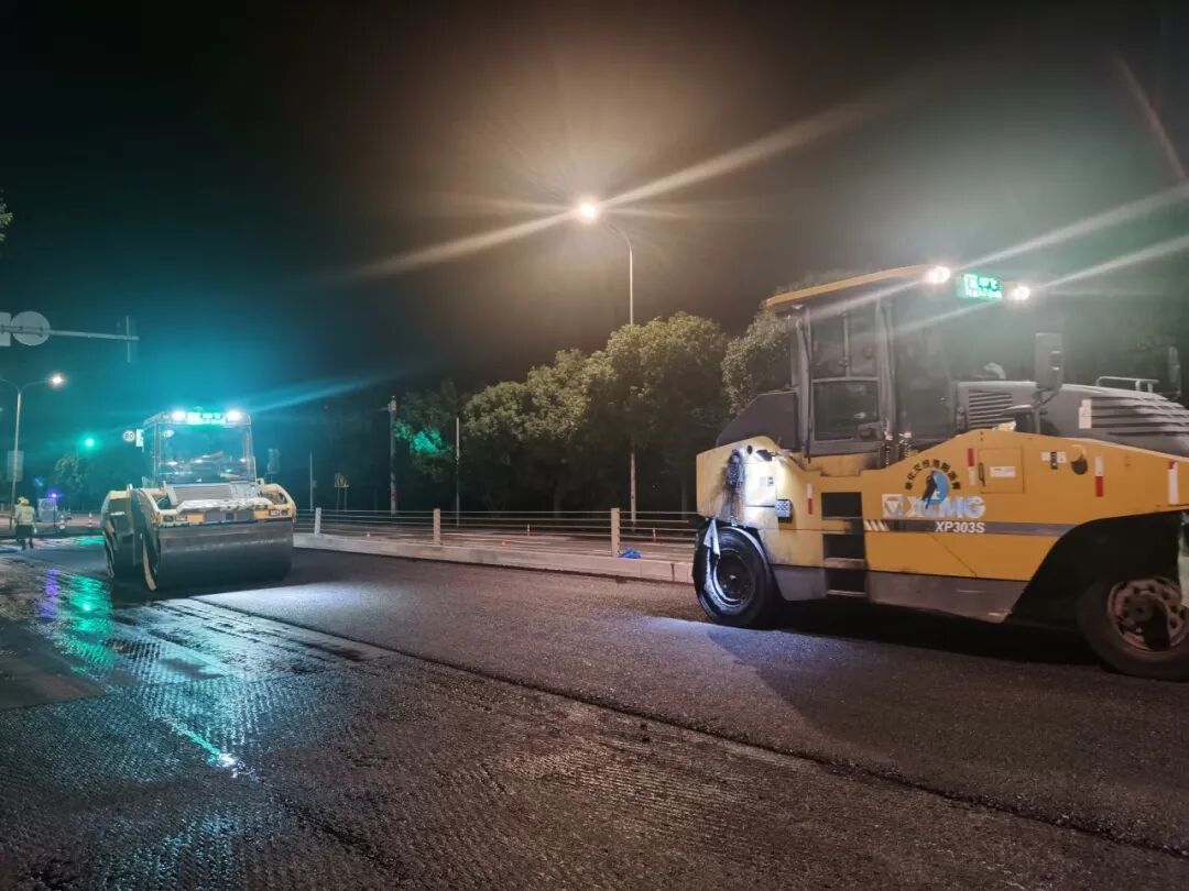 图为夜间施工现场。