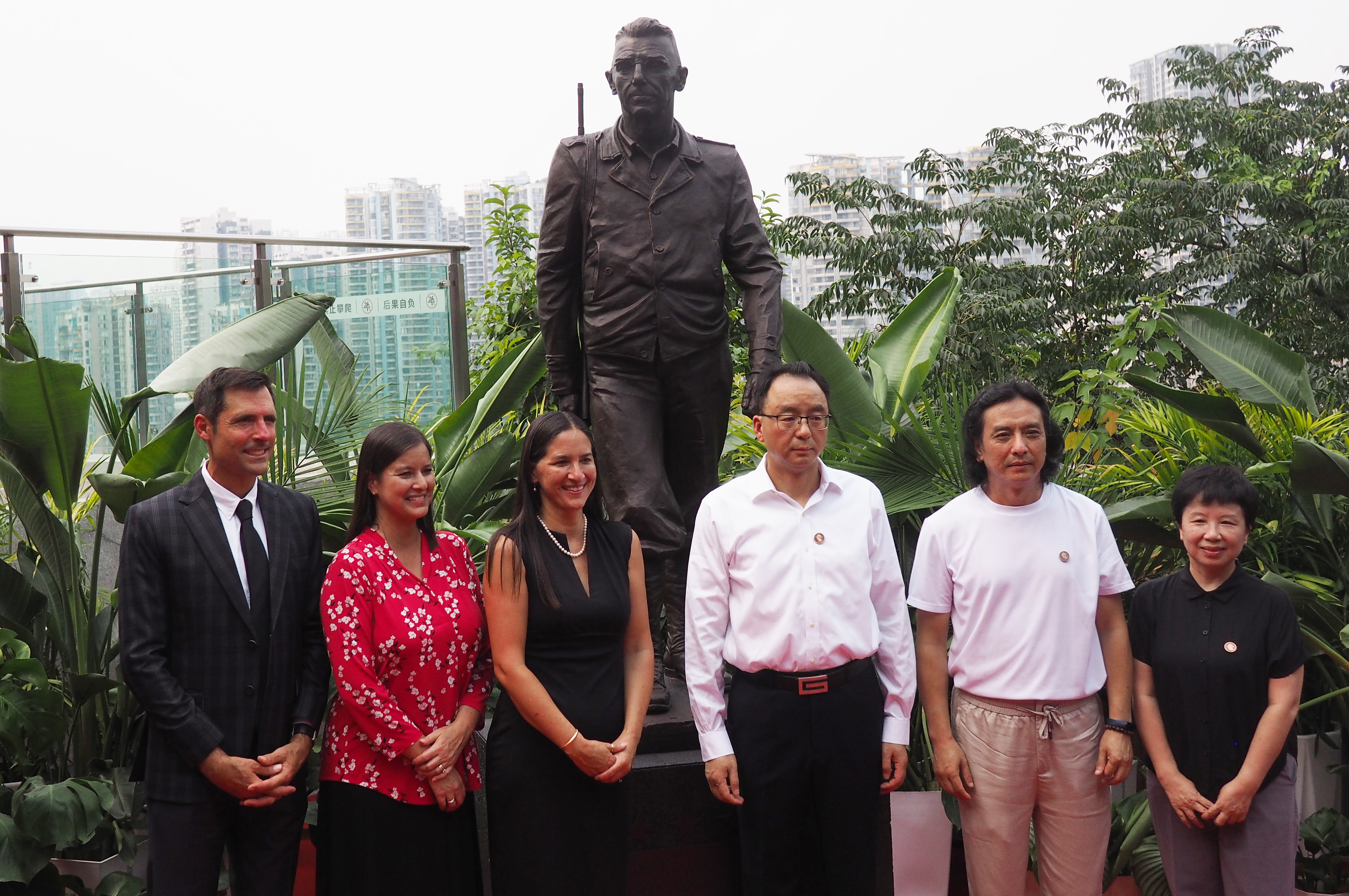 丹尼斯·考克斯、苏珊·科尔、南希·米尔沃德等人共同为雕像揭幕。