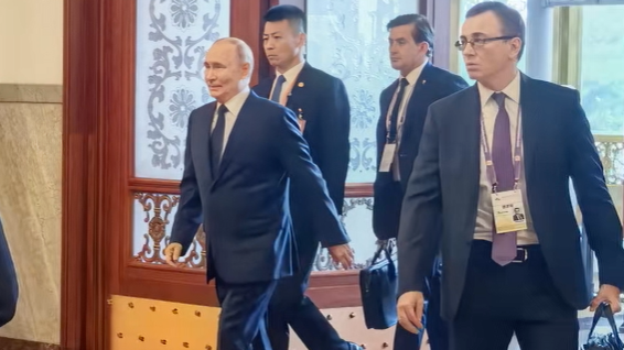 克宫发布普京抵达人民大会堂画面