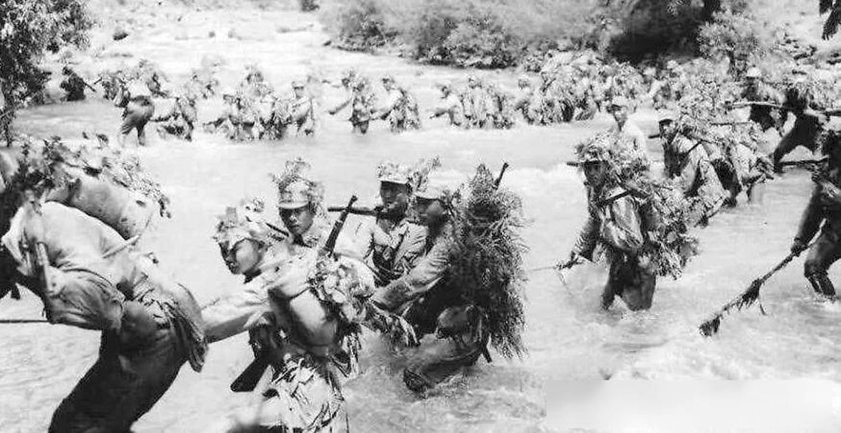 中国将士奔赴新墙河战场。