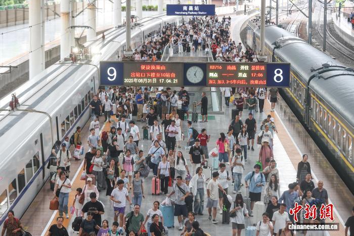 图为8月31日,江西南昌站,众多旅客从站台上走过。刘力鑫 摄