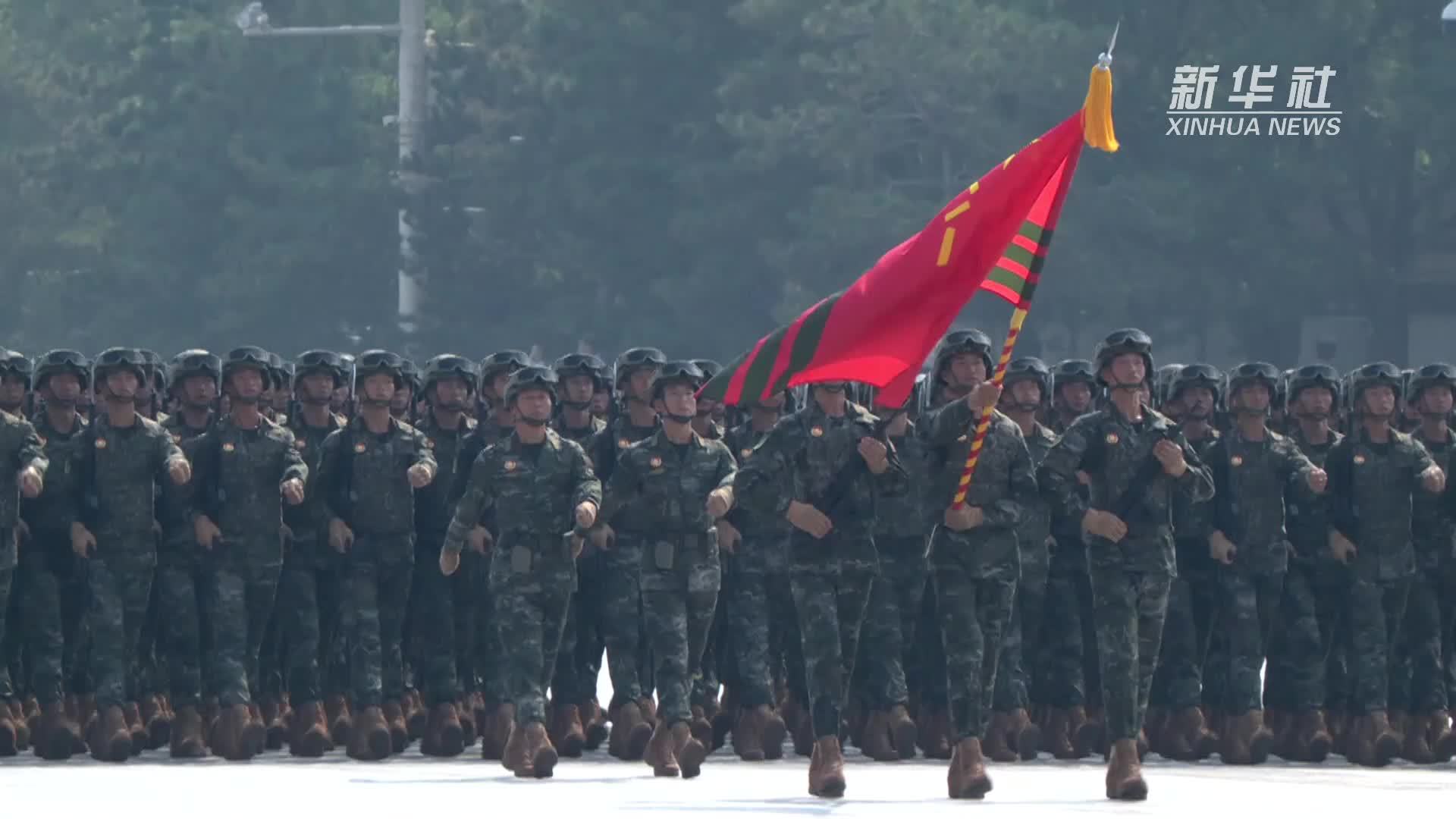 阅兵现场｜武警部队方队：劈枪行进接受祖国和人民检阅