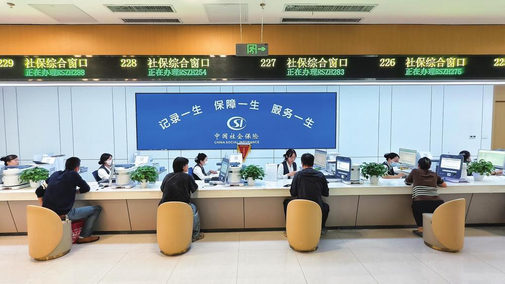 兰州市城关区政务服务中心工作人员为市民办理社保业务
