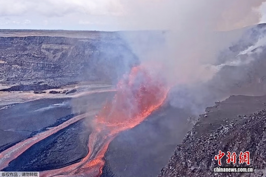 美国夏威夷基拉韦厄火山爆发 岩浆喷涌浓烟弥漫