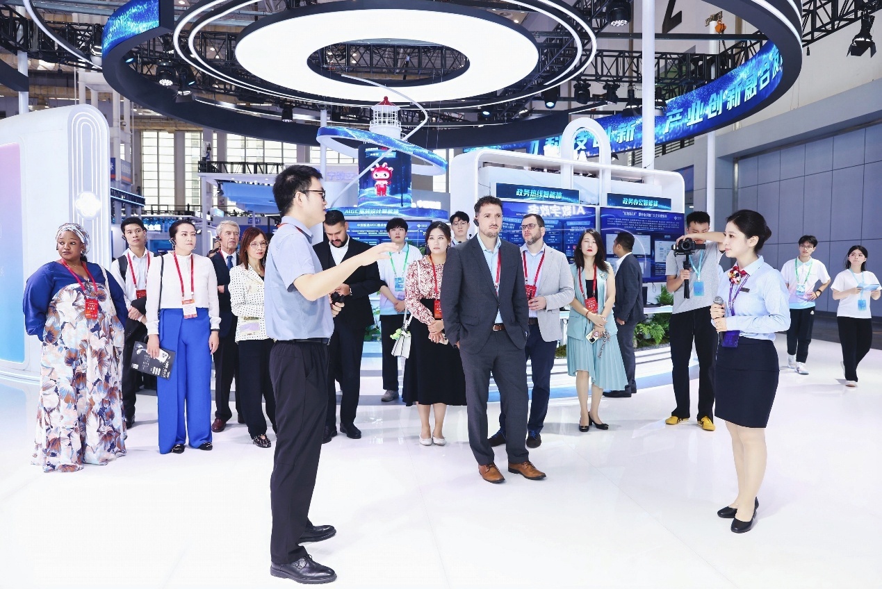 11国驻上海总领事馆领事官员一行嘉宾到访中国联通展区