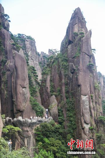 8月30日,江西上饶三清山,游客行走在高空栈道上。中新社记者 刘力鑫 摄