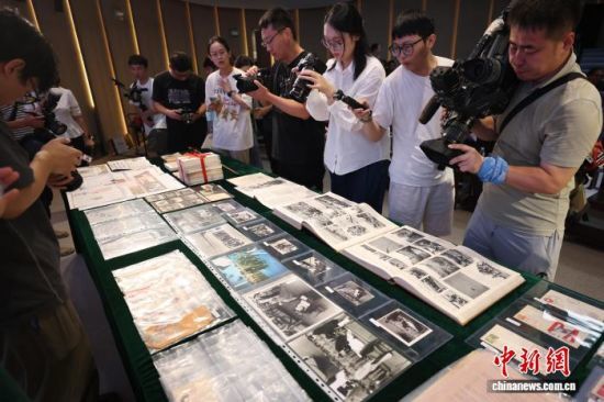 9月2日，侵华日军南京大屠杀遇难同胞纪念馆举行文物史料捐赠仪式。中新社记者 泱波 摄