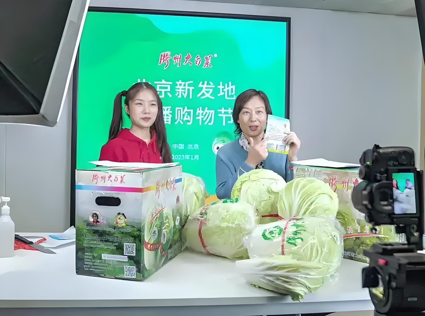 青岛乡里乡亲|田埂上的直播间:李春花的“胶白”出村记