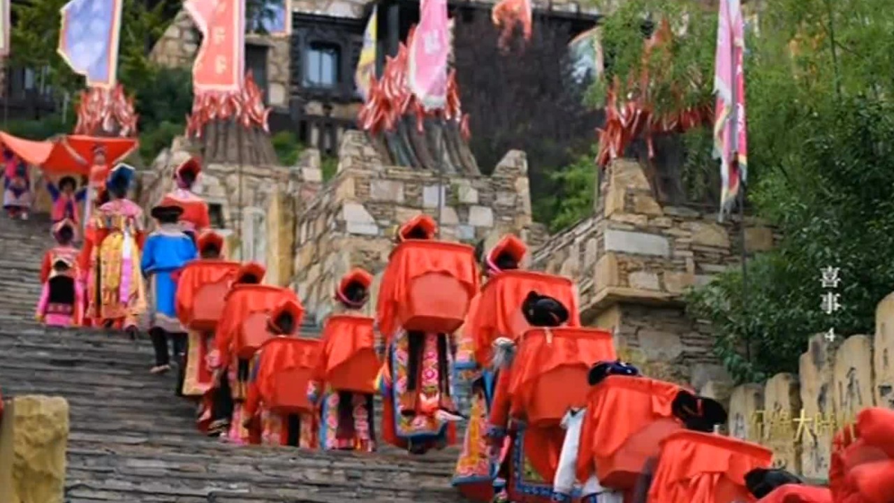 羌族新娘在哭嫁声中与家人告别，接亲队伍沿着山路一直唱一直走