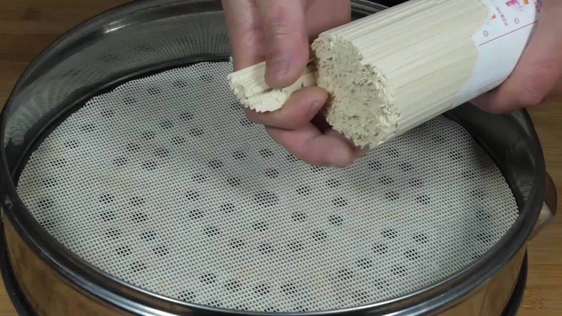 面条别水煮了，放锅里简单一蒸，比水煮好吃10倍，一周7次吃不够