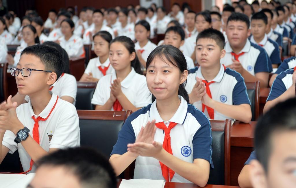 在西安市西电中学，看到令人震撼的场景，学生们情不自禁地鼓掌。记者 冯炜摄