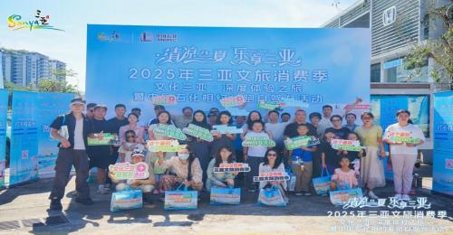 参加者在中国石化迎宾加油站领取补给包合影