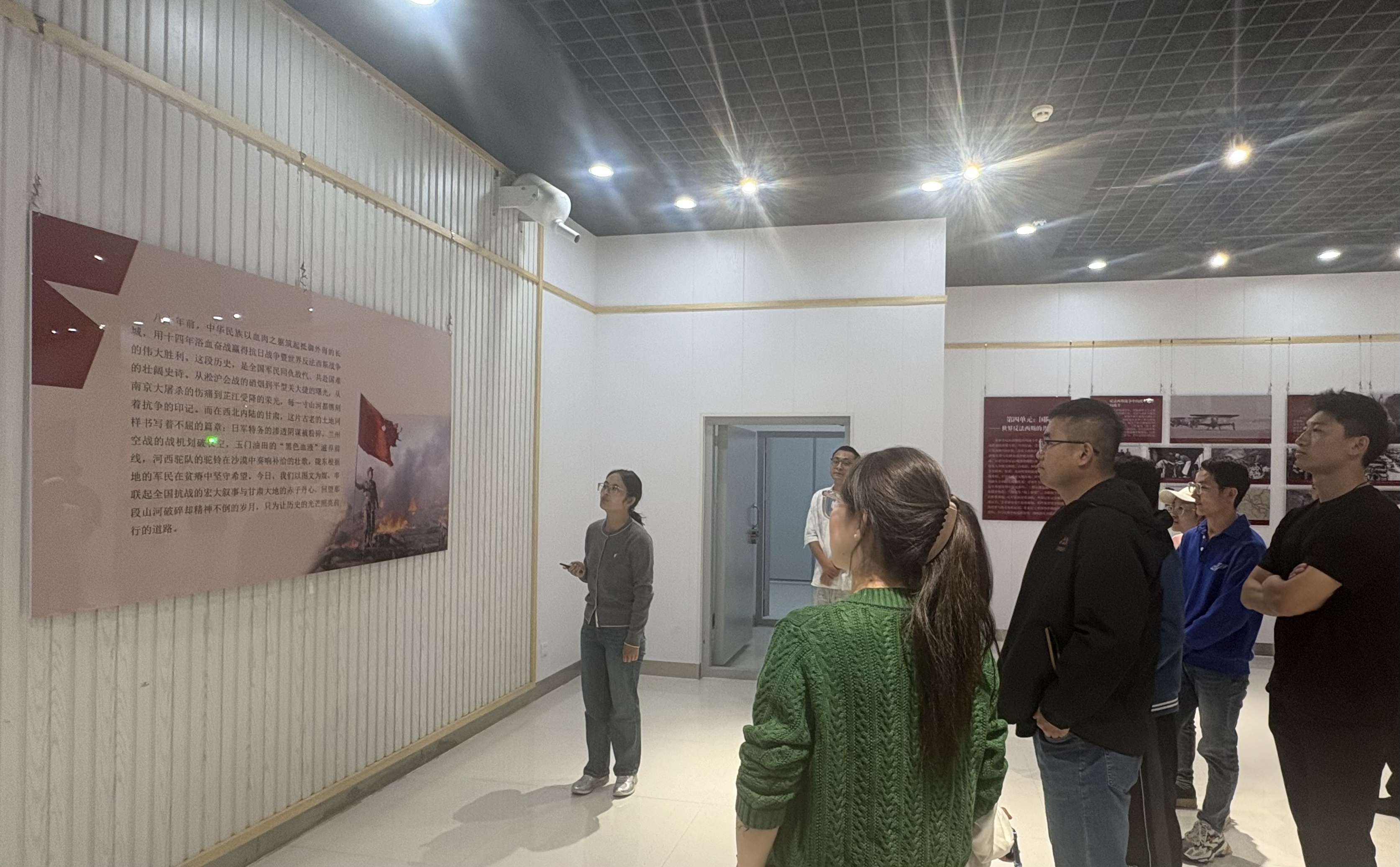 新区群众参观展览