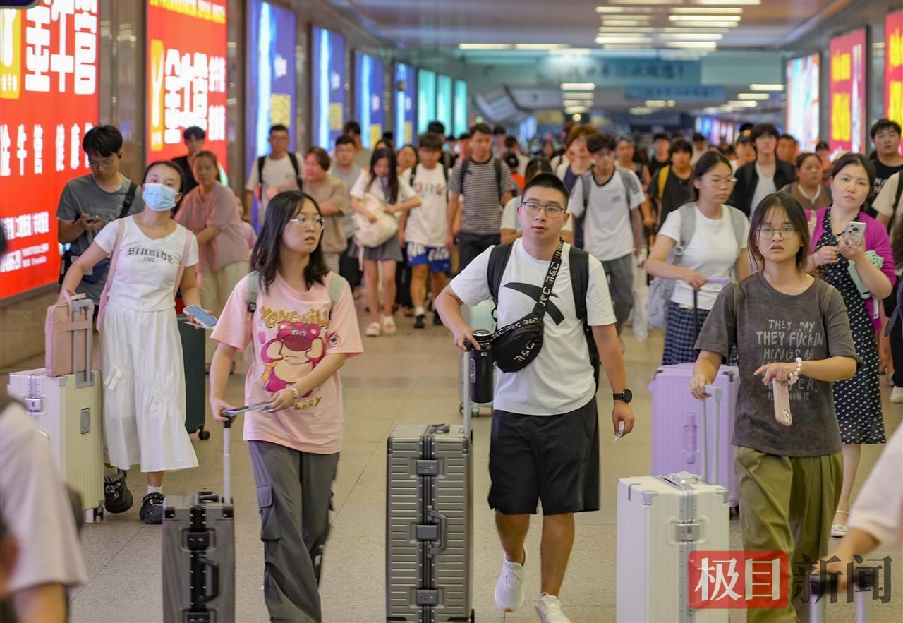 汉口火车站出口通道客流量大