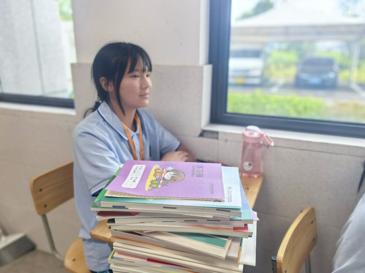 图为邱萍萍在鄞州职教中心教室里上课。