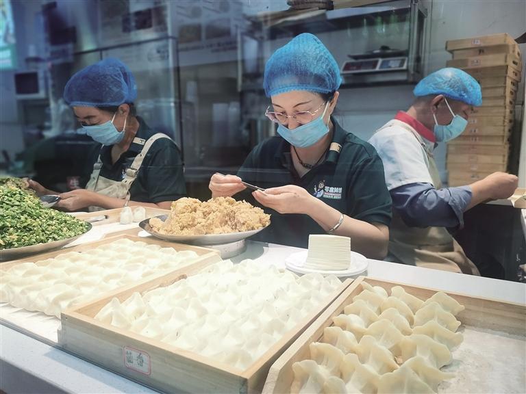 店员包饺子