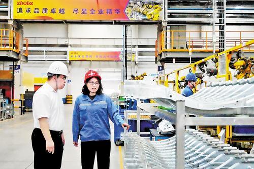 8月25日,在廊坊振华全京申汽车零部件有限公司,廊坊开发区行政审批局工作人员(左)了解企业生产情况。本组图片由本报记者王伟摄