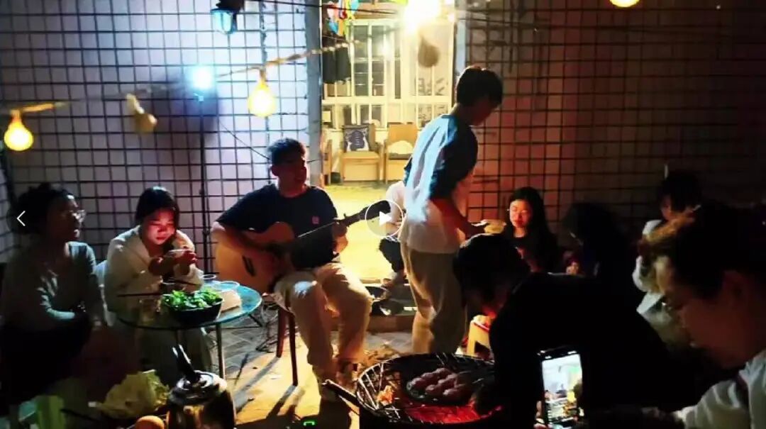 旅客在青旅弹唱(图源受访者)