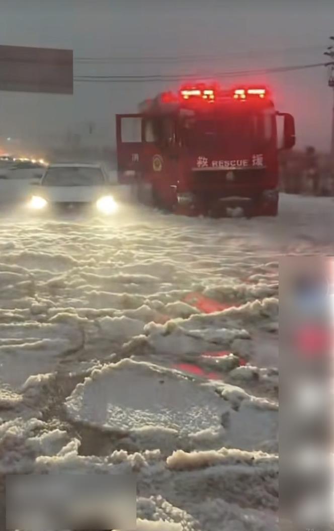 一地突降冰雹深及膝盖 甘肃拉响地灾预警