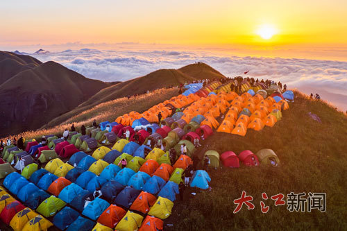 萍乡武功山景区帐篷游火爆。大江网视觉江西 刘芸池 摄